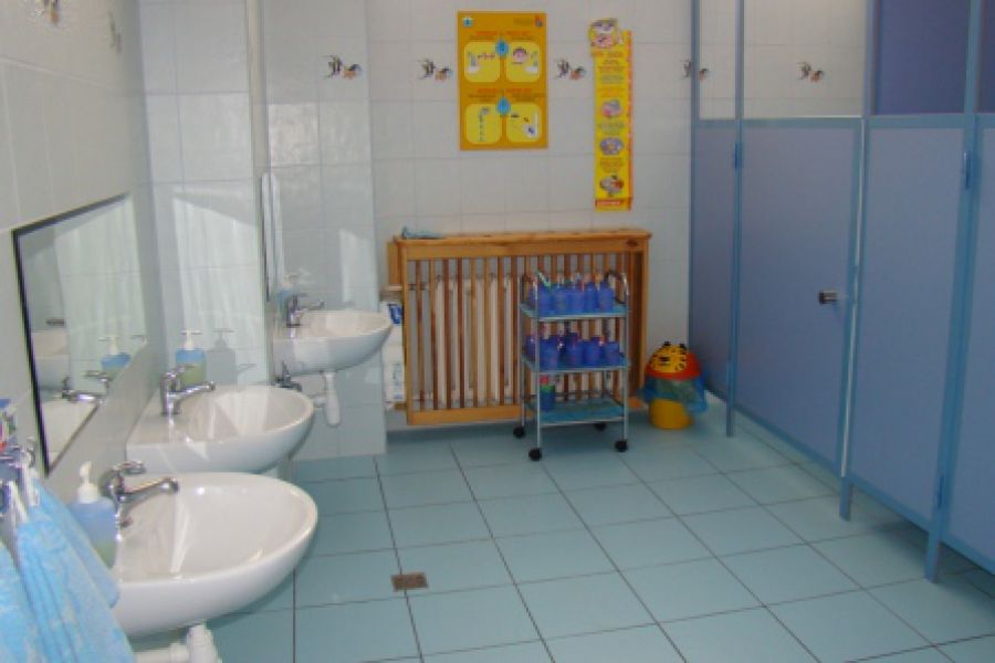 Łazienka przedszkolna w kolorze niebieskim.