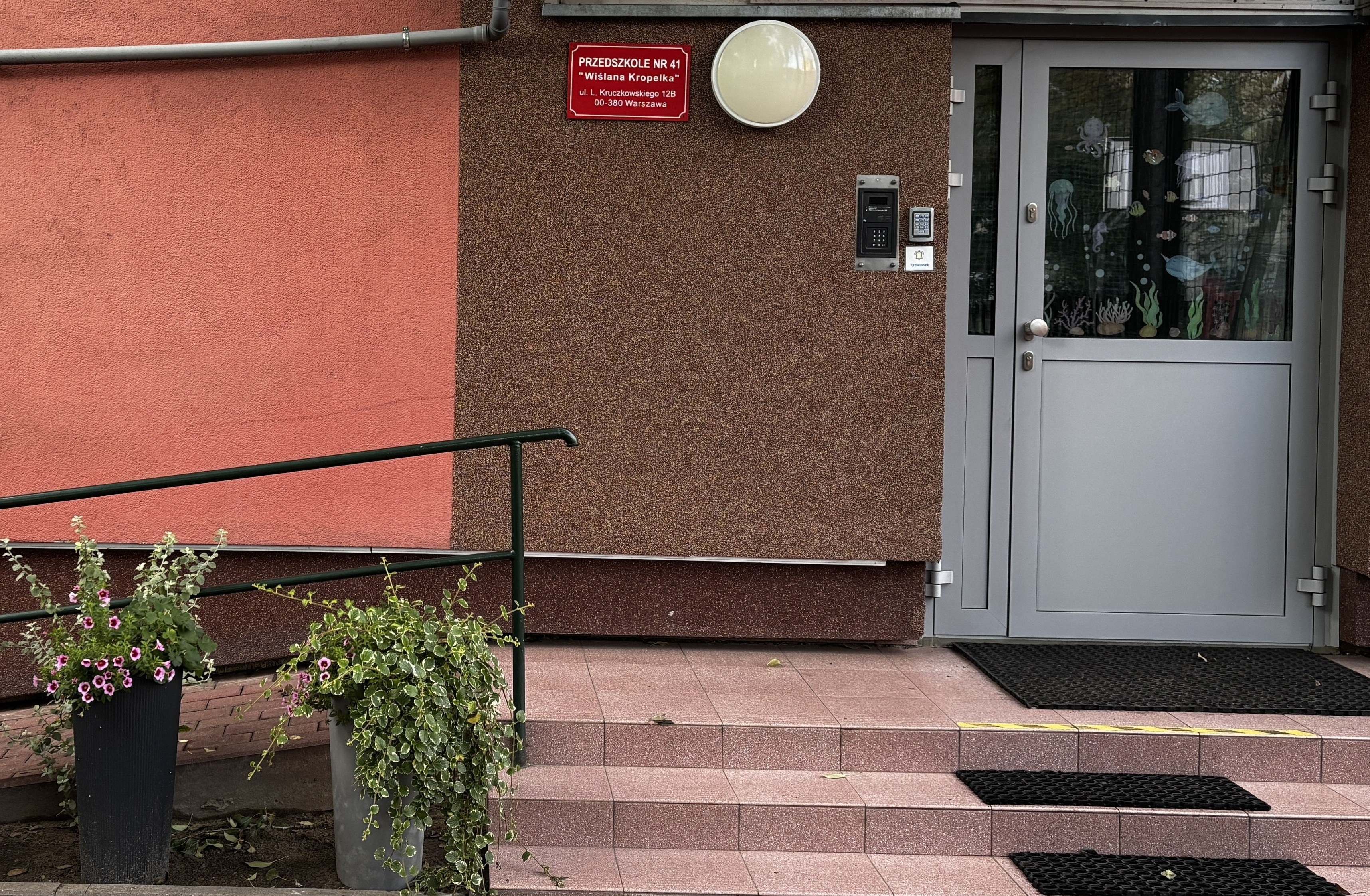 Wejście do przedszkola z domofon i podjazd dla wózków dziecięcych.