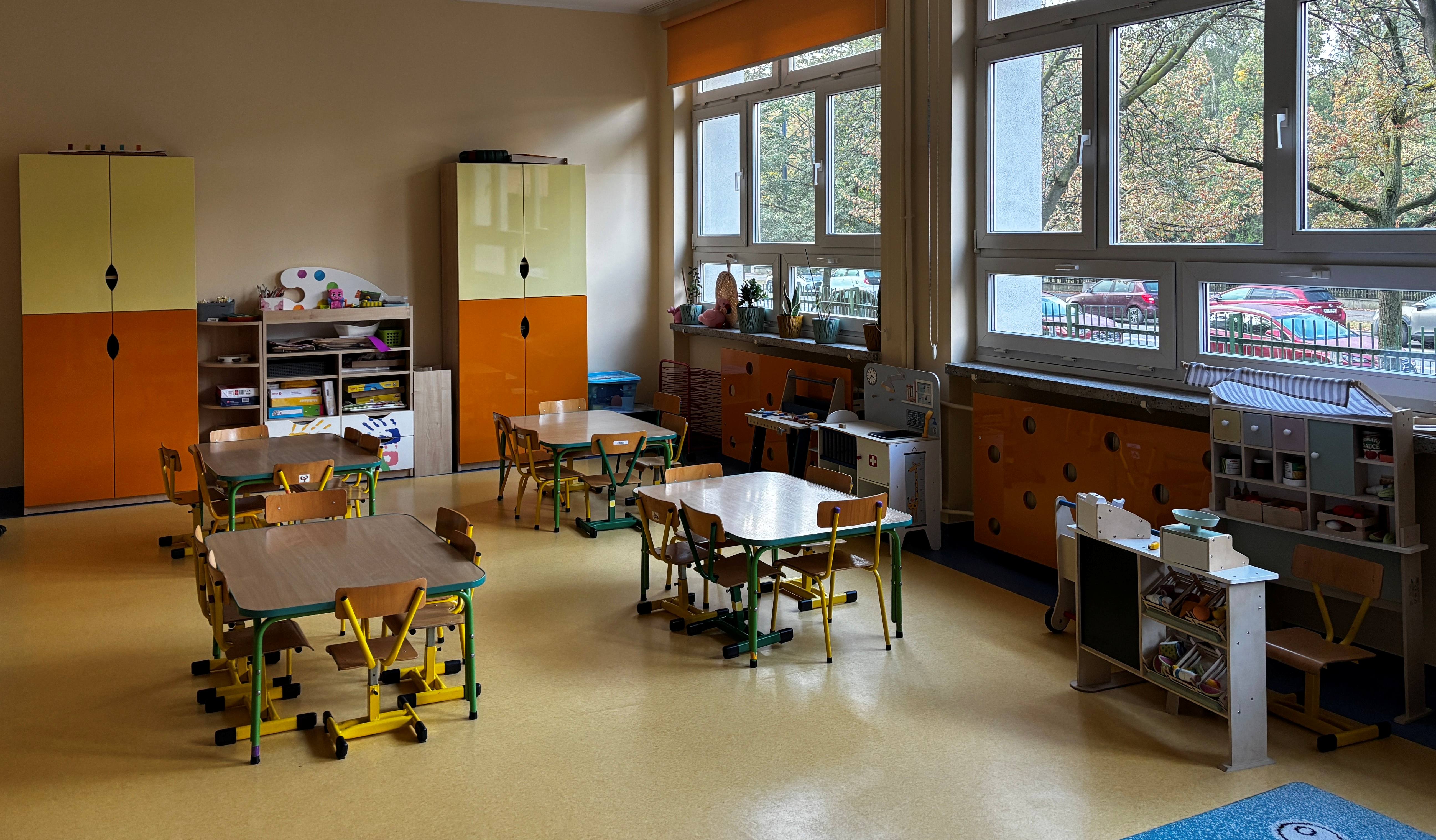sala przedszkolna gr 2 Raczków stoliki w sali