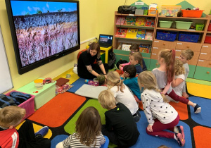 Dzieci oglądają różne rodzaje skał.