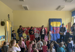 Koncert muzyczny - dzieci i nauczyciele grają razem w orkiestrze.