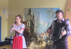 Muzycy śpiewają piosenki dla dzieci o Warszawie.