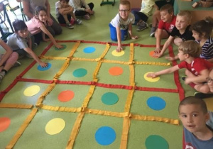 Dzieci grają w kropkowe sudoku.