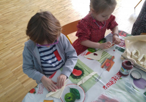 Dzieci robią rogaliki z ciasta francuskiego.