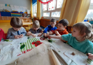 Dzieci robią zdrowe słodkości z okazji Tłustego Czwartku.