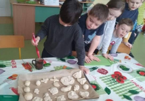 Dzieci robią zdrowe słodkości z okazji Tłustego Czwartku.