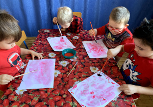 Dzieci malują walentynki.