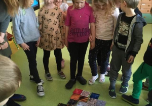 Dzieci układają mozaikę.