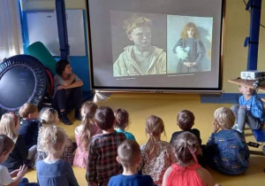 Dzieci oglądają prezentację multimedialną.