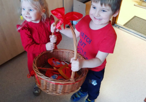 Chłopiec i dziewczynka trzymają koszyk.