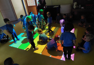 Dzień przedszkolaka- dzieci grają na magicznym dywanie.