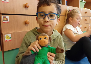 Chłopiec pokazuje małpkę Pippi - pana Nilssona.