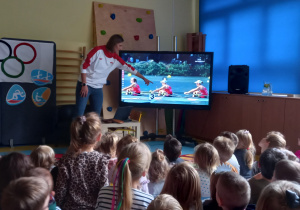 Zawodniczka olimpijska pokazuje na ekranie swój kajak.