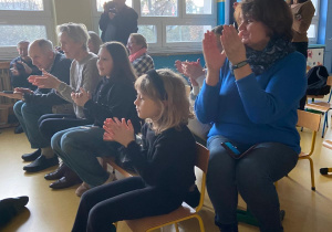 Dzień Babci i Dziadka. Dziadkowie i babcie siedzą na krzesełkach i oglądają występ.