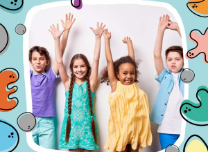 Na obrazku widać dzieci z podniesionymu rękami do góry.