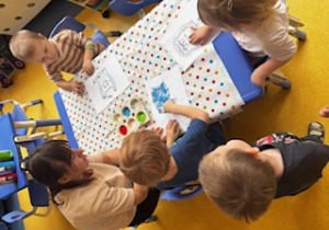 Dzieci malują farbami obrazek.