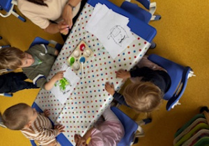 Dzieci malują farbami obrazek.