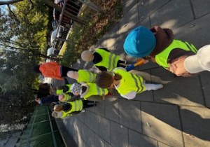 Dzieci idą chodnikiem.