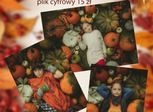 Zdjęcie dzieci leżących w dyniach.