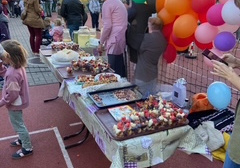 Na zdjęciu jedna z mama pilnuje stoiska piknikowego.