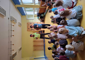 Dzieci oglądają koncert Gucia i Dudusia