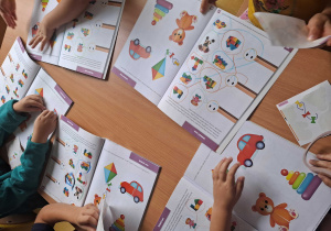 Dzieci pracują z kartami pracy