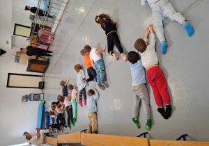 Logohulanki- dzieci leżą na podłodze.