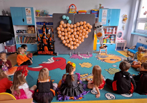 Dzień dyni- zabawa z przebijaniem balonów.