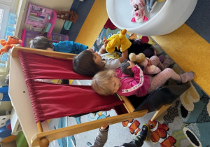 Dziewczynki bawią się pacynkami.