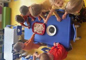 Dzieci oglądaja pestki dyni.