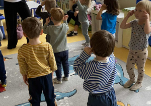 Dzieci naśladują to co robi pani nauczycielka.