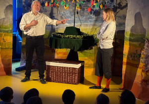 Aktorzy występują na scenie.