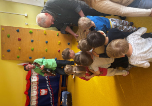 Dzieci podchodzą żeby zagrać na instrumencie.