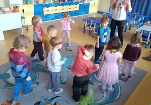 Dzieci tańczą z kolorowymi chustami.