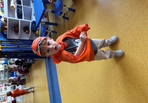 Chłopiec przebrany za liska.