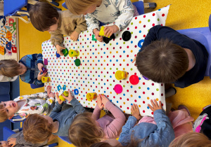 Dzieci lepią z ciastoliny.