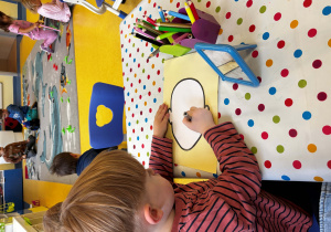 Chłopiec rysuje swój portret.