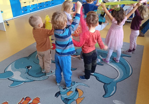 Dzieci tańczą z chustami.