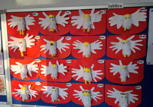 Praca plastyczna "Godło", orzełki z rolek po papierze i rączek.