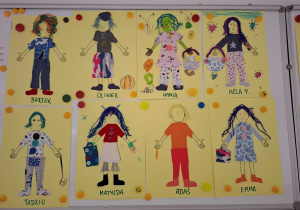 Praca plastyczna, postaci ubrane według pomysłu dzieci.