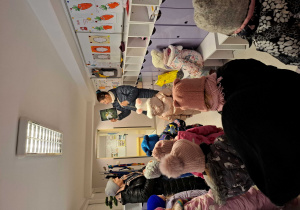 Warsztaty przyrodnicze, dzieci oglądają zdjęcia żonkili które będą sadzić w ogrodzie.