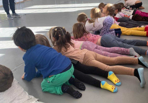 Logorytmika w Młodzieżowym domu kultury, dzieci leżą na podłodze.