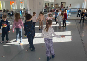 Logorytmika w Młodzieżowym domu kultury, dzieci stają na grzybkach.