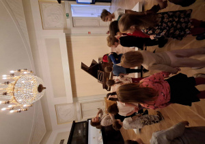 Wycieczka do Muzeum Chopina, dzieci oglądają fortepian.