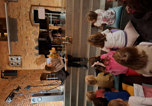 Wycieczka do Muzeum Chopina, dzieci słuchają legendy o złotej kaczce.