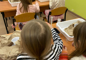 Eksperymenty w szkole, dzieci samodzielnie wykonują wuklan.