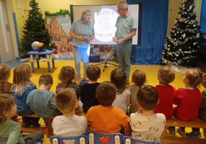 Dzieci słuchają edukatorów na warsztatach.