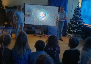 Dzieci oglądają prezentację o Ziemi.