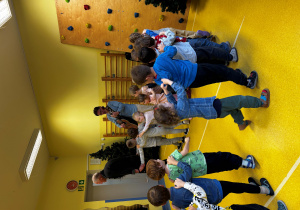 Dzieci robią taneczny pociąg.