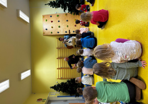 Dzieci przyglądają się co Gucio wyciąga z worka.